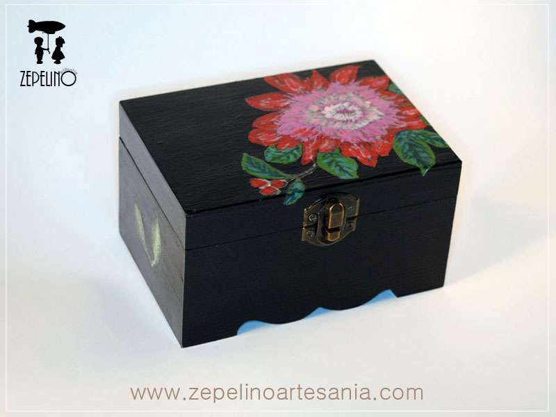 Caja negra con rosa